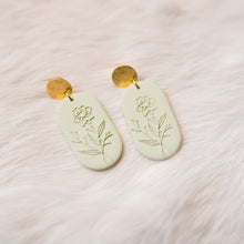 Load image into Gallery viewer, Birth Flower Earrings
