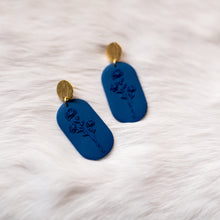 Load image into Gallery viewer, Birth Flower Earrings