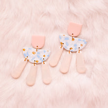Load image into Gallery viewer, Soft Daisy - Earrings
